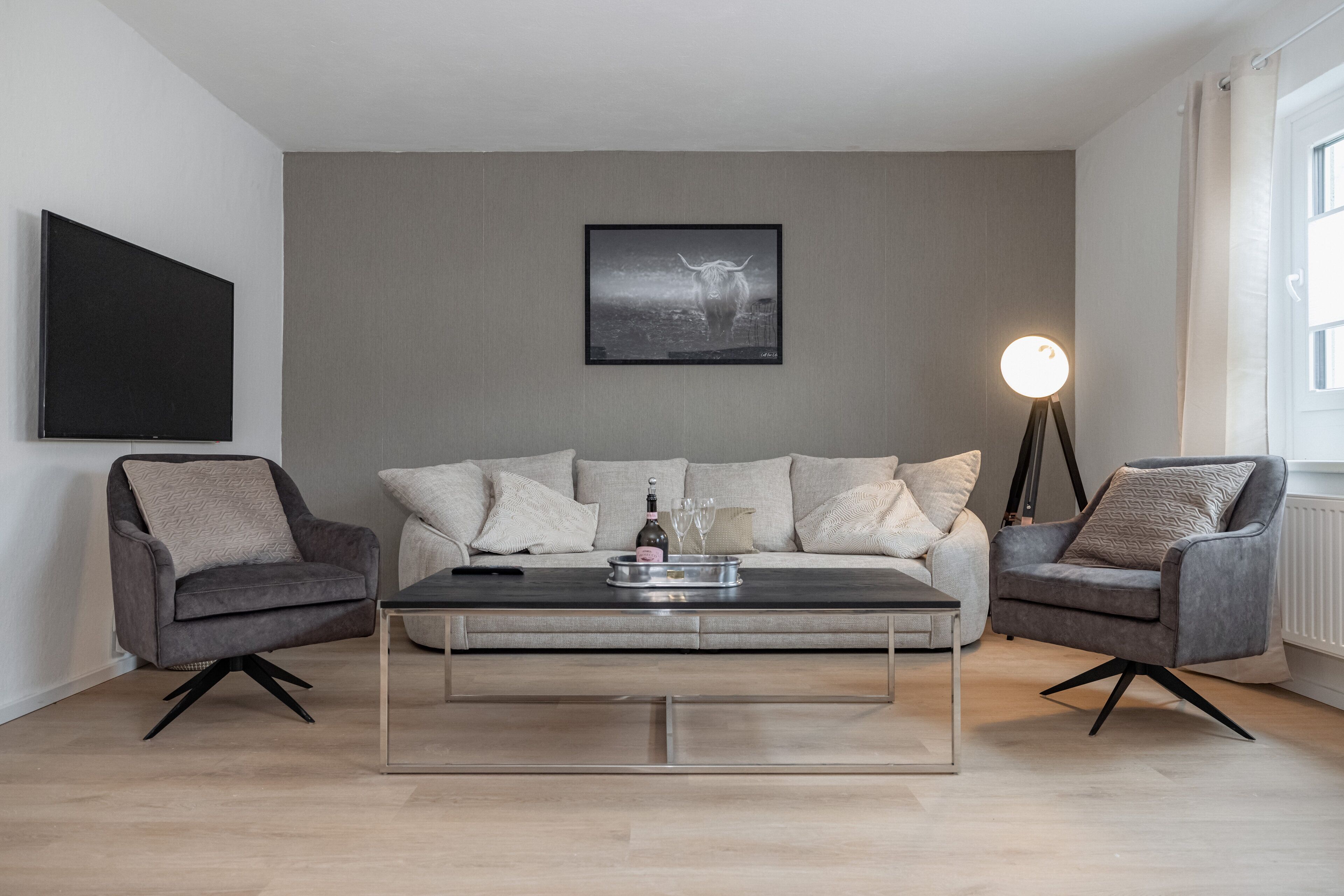 Geräumige 4-personen-wohnung mit 2 Schlafzimmern, Bad und Separatem WC