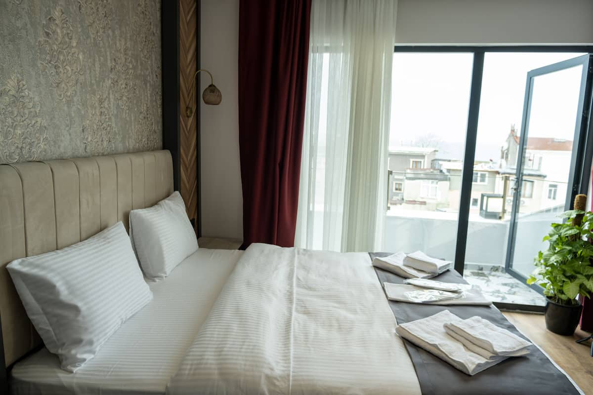 1 bedroom, premium bedding, down duvets, Select Comfort beds