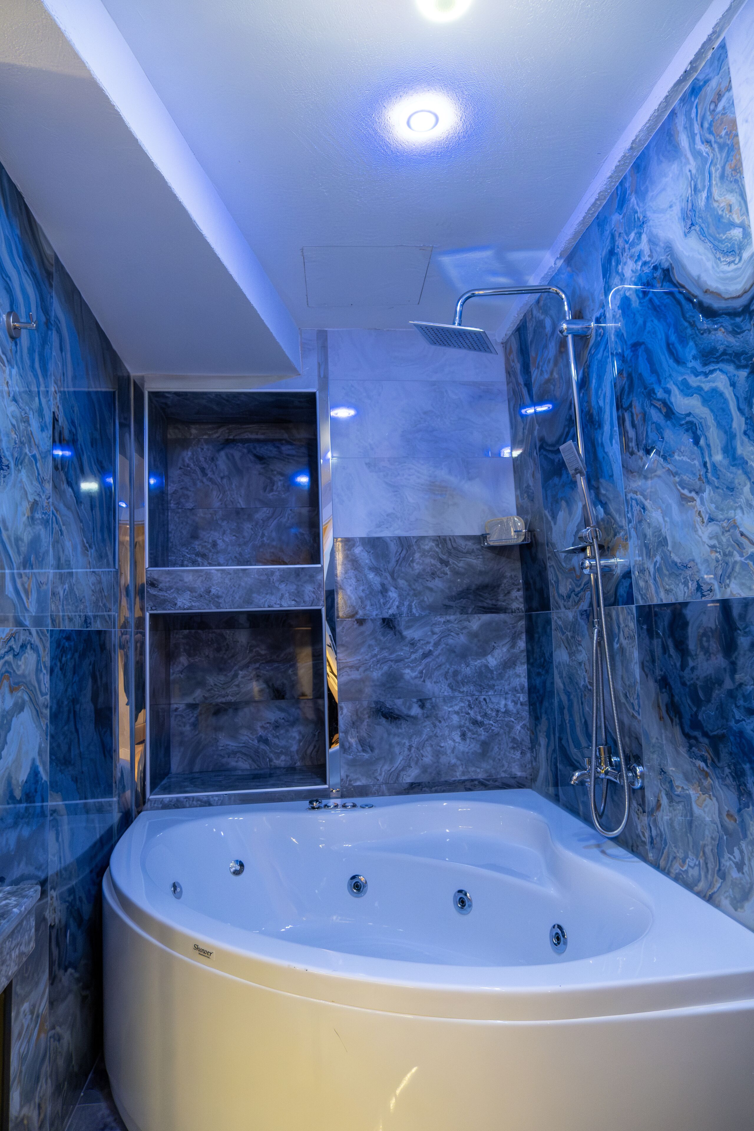 Bathtub dengan aliran air dan shower pijat air