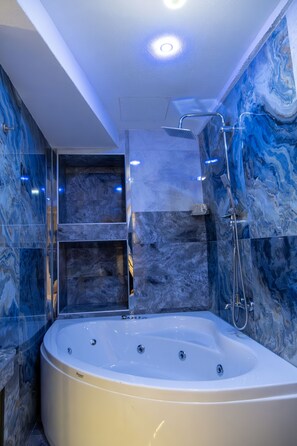 Jetted bath, hydromassage showerhead, designer toiletries, hair dryer - Linda Port Hotel (Istanbul)