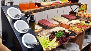 Um buffet com diversos alimentos e bebidas.