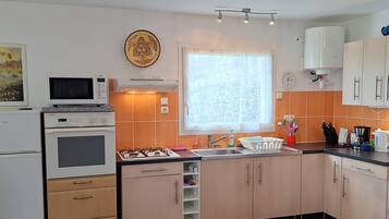 Een koelkast, een microgolfoven, een oven, een kookplaat