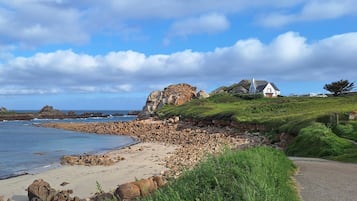 Vlak bij het strand, ligstoelen