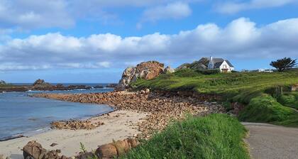 Studio 50m2 between fishing port and beach 100m away ideal for 1 couple and 1 child