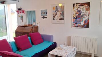 Televisie, een dvd-speler en een tafeltennistafel