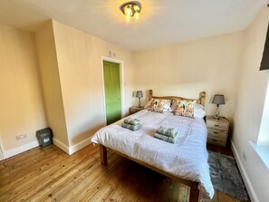 3 عدّة غرف نوم وواي فاي وملاءات أسرّة