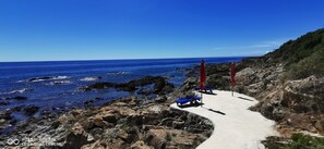 Rannalla, aurinkotuoleja