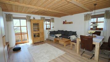 Smart-TV, DVD-Player, Tischtennisplatte, Bücher