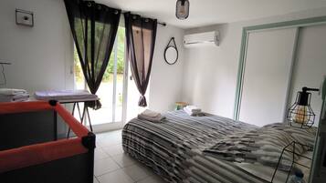 2 Schlafzimmer, Schreibtisch, Bügeleisen/Bügelbrett, Reisekinderbett