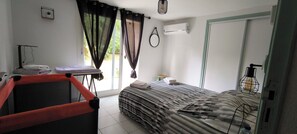 2 Schlafzimmer, Schreibtisch, Bügeleisen/Bügelbrett, Reisekinderbett