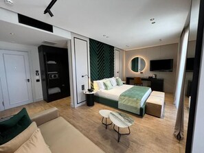 Minibar, caja de seguridad en la habitación y escritorio