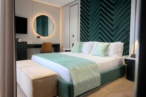 ميني بار وخزنة داخل الغرفة ومكتب ومساحة عمل للكمبيوتر المحمول