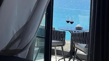 Frigobar, cofres nos quartos, escrivaninha