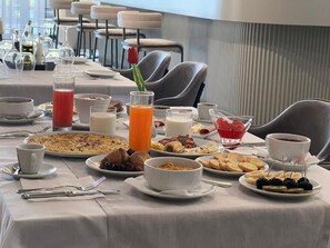 Free daily continental breakfast  - Rozafa Palace Hotel (Sarandë)