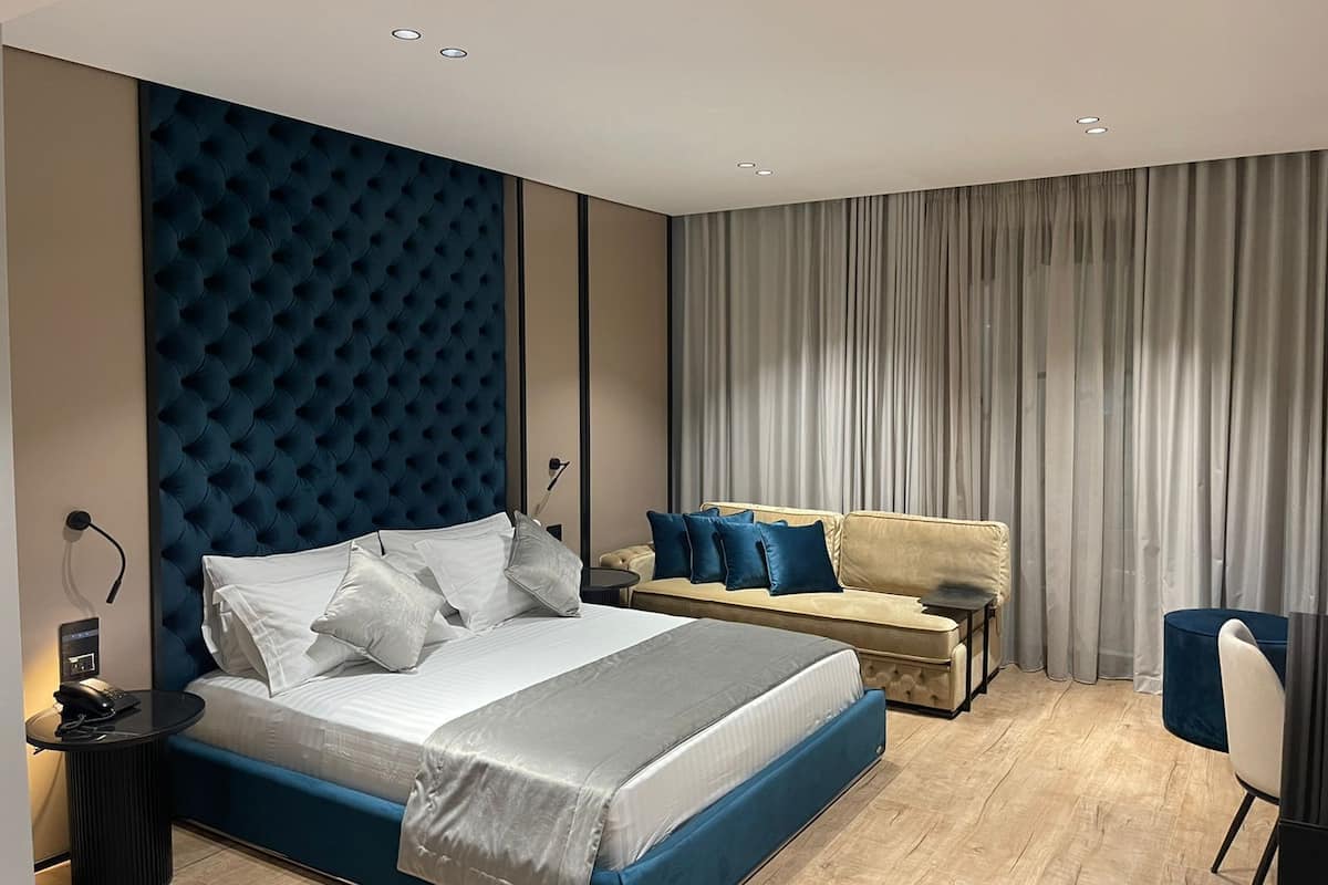 Chambre Triple Deluxe, 1 trÚs grand lit et 1 canapé-lit | Minibar, coffres-forts dans les chambres, bureau