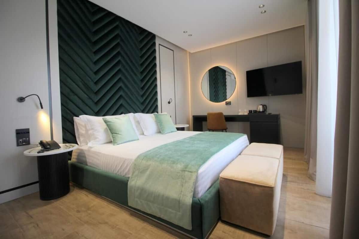 Chambre Triple Deluxe, 1 trÚs grand lit et 1 canapé-lit, non-fumeurs, vue mer | Minibar, coffres-forts dans les chambres, bureau