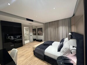 Habitación doble Deluxe | Minibar, caja de seguridad en la habitación y escritorio 