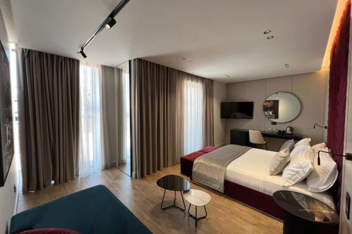 Chambre Double Deluxe, vue mer | Minibar, coffres-forts dans les chambres, bureau