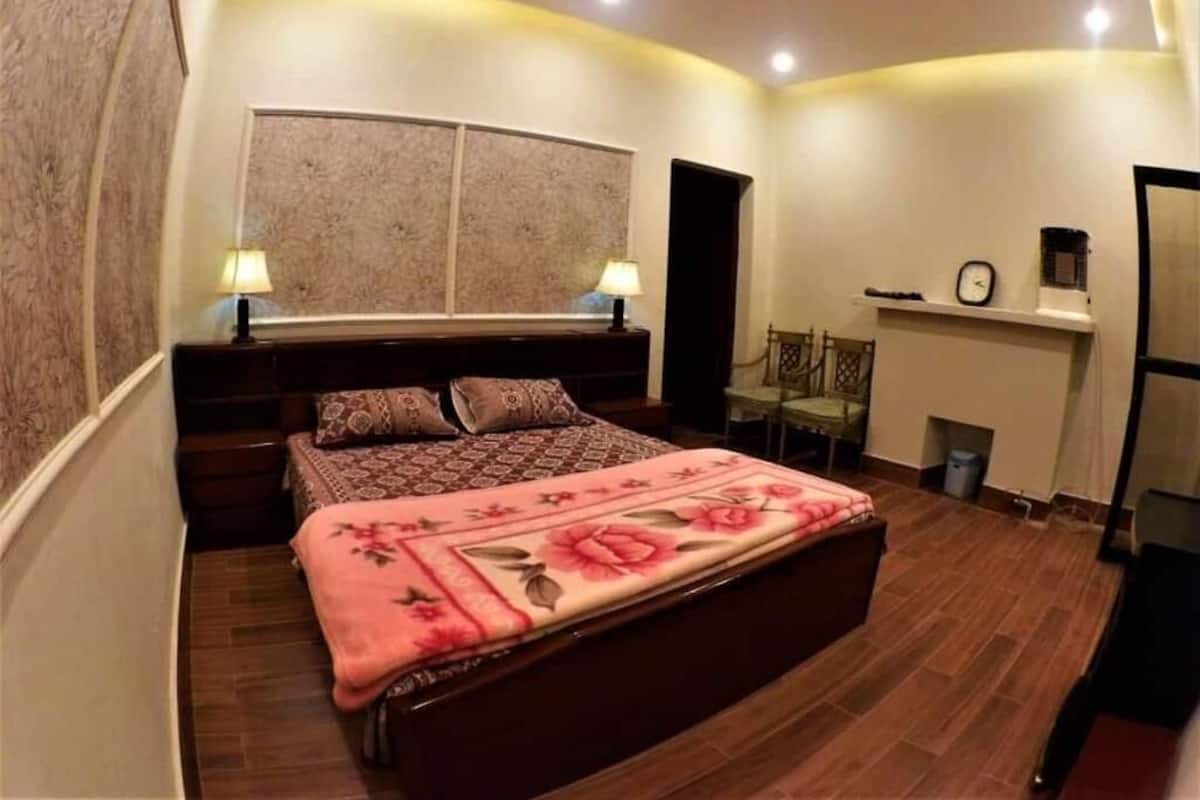 Suite Deluxe | 1 habitación, tabla de planchar con plancha, wifi gratis y ropa de cama
