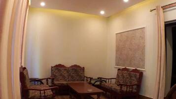 Deluxe Suite | Ruang tamu | 32 inci televisyen LCD dengan kabel, TV