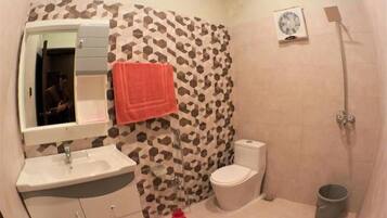 Deluxe Suite | Bilik Mandi | Pancuran mandi, kelengkapan dandanan diri berjenama, tuala disediakan