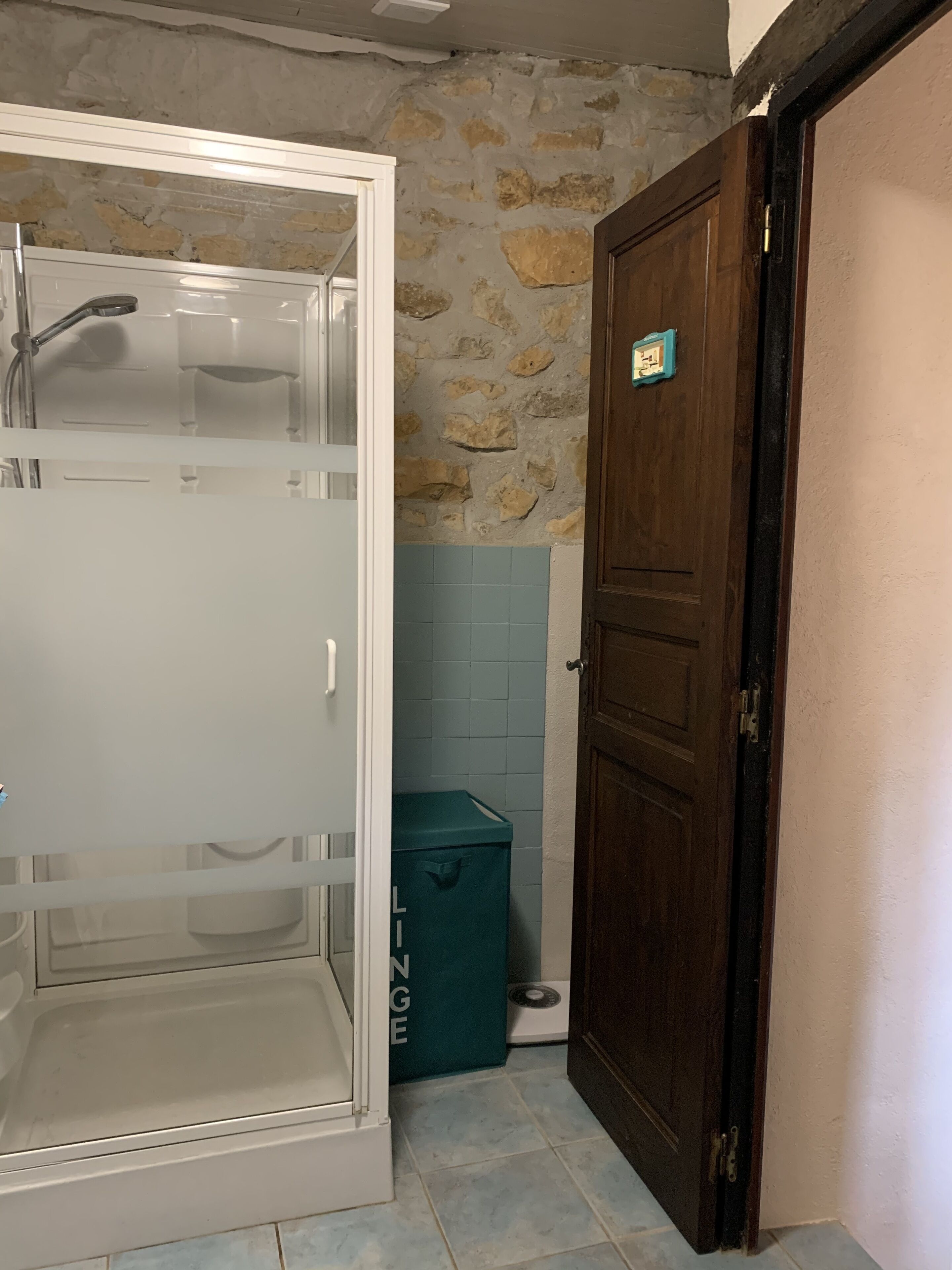 Douche, sèche-cheveux, serviettes fournies, shampoing