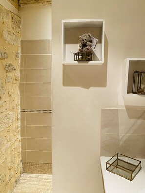 Een douche, een haardroger, zeep, shampoo