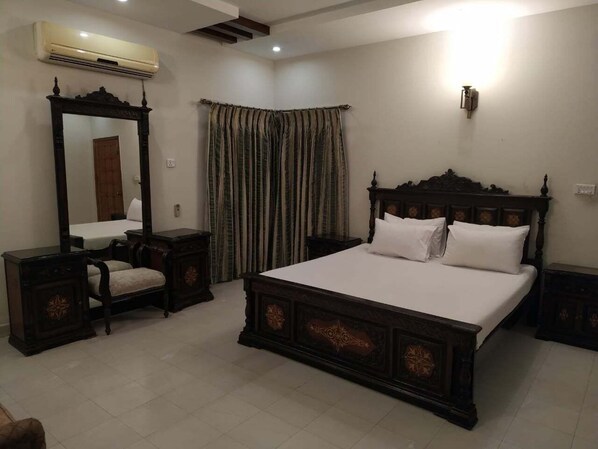 Deluxe Double Room | Iron/ironing board, free WiFi, bed sheets