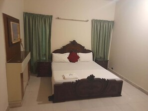 Habitación Deluxe doble | Tabla de planchar con plancha, wifi gratis, ropa de cama