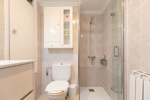 Shower, free toiletries, hair dryer, towels - Magdalena - baskeyrentals (Ondarroa)