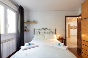 2 chambres, fer et planche à repasser, Wi-Fi, draps fournis