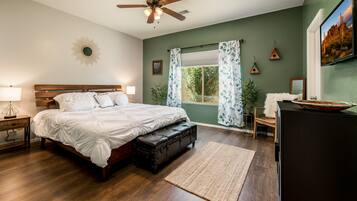 3 bedrooms, desk, iron/ironing board, free WiFi