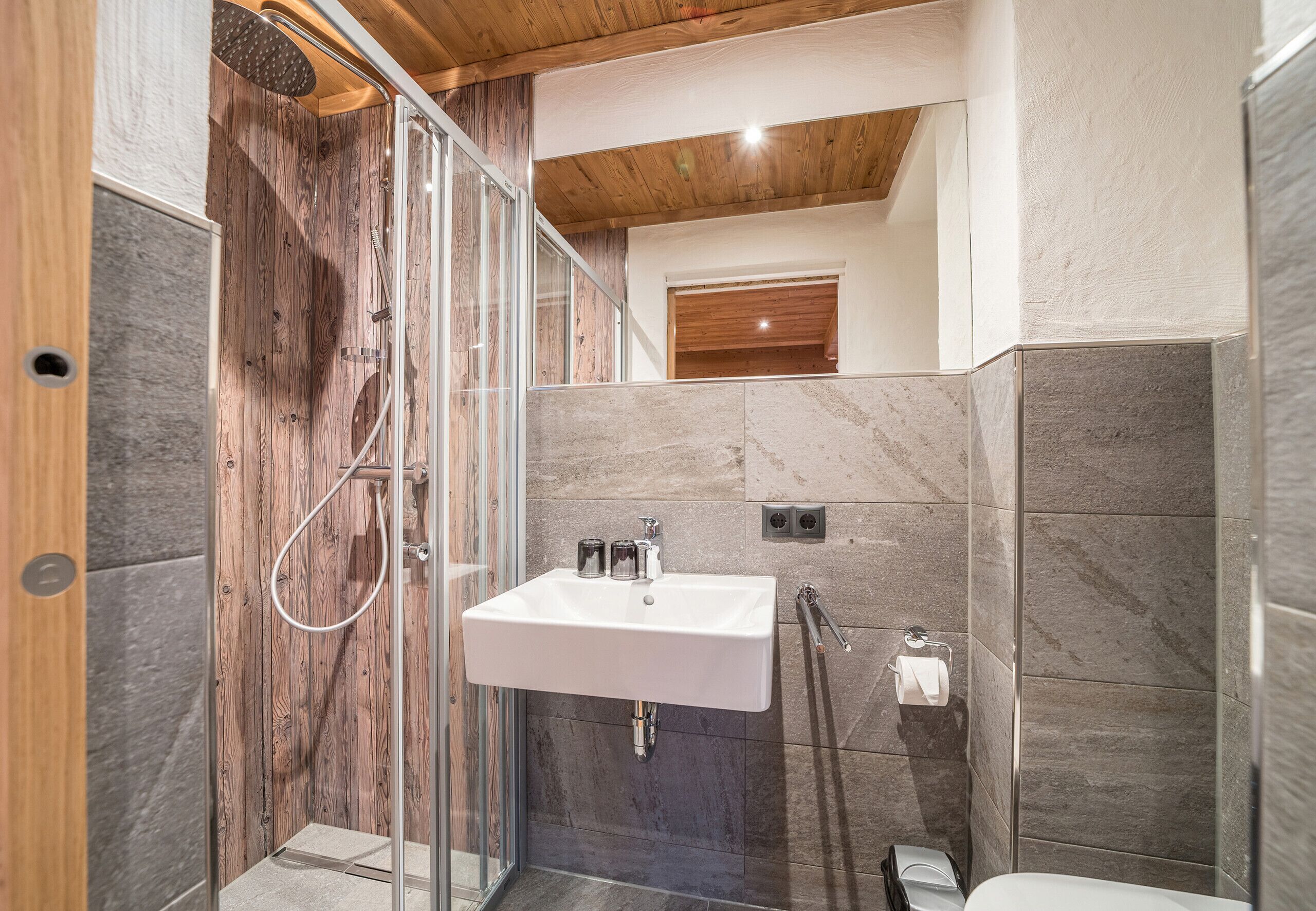 Dusche, Haartrockner, Toilettenpapier