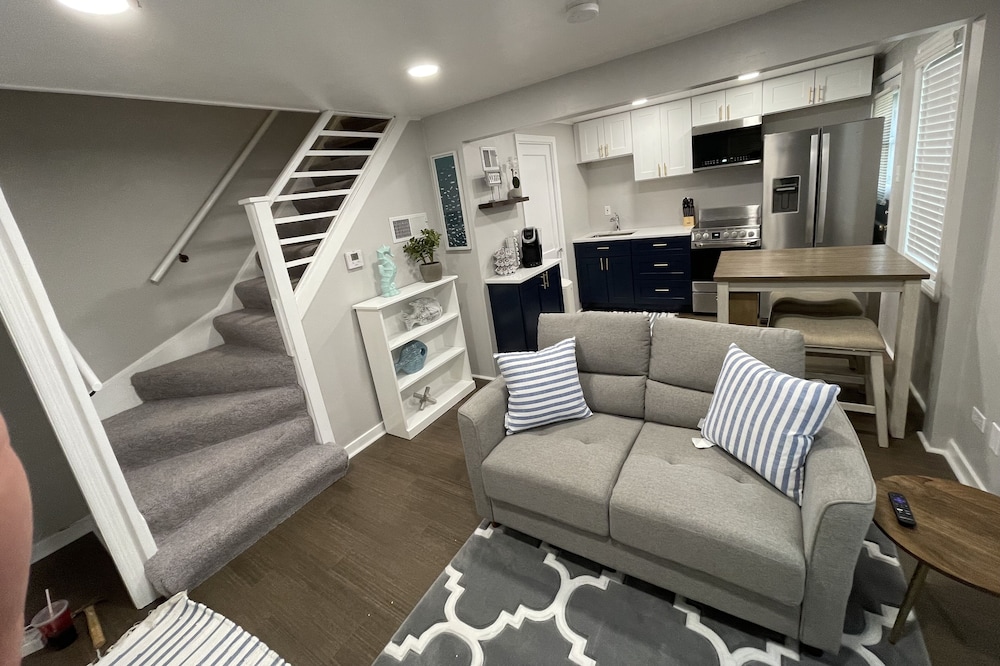 Charming 2 Br Apt walk to lake/downtown pets OK