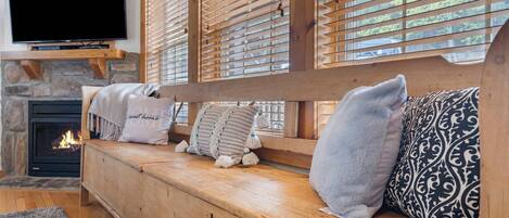 Huisje, Meerdere bedden, open haard (Whispering Creek) | Woonruimte | Een 50-inch flatscreentelevisie met digitale zenders