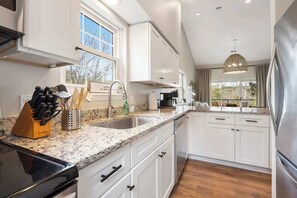 Condo, varias camas, cocina, vista al jardín (Whiskey's Hillside Retreat ) | Cocina privada | Cafetera y tetera 