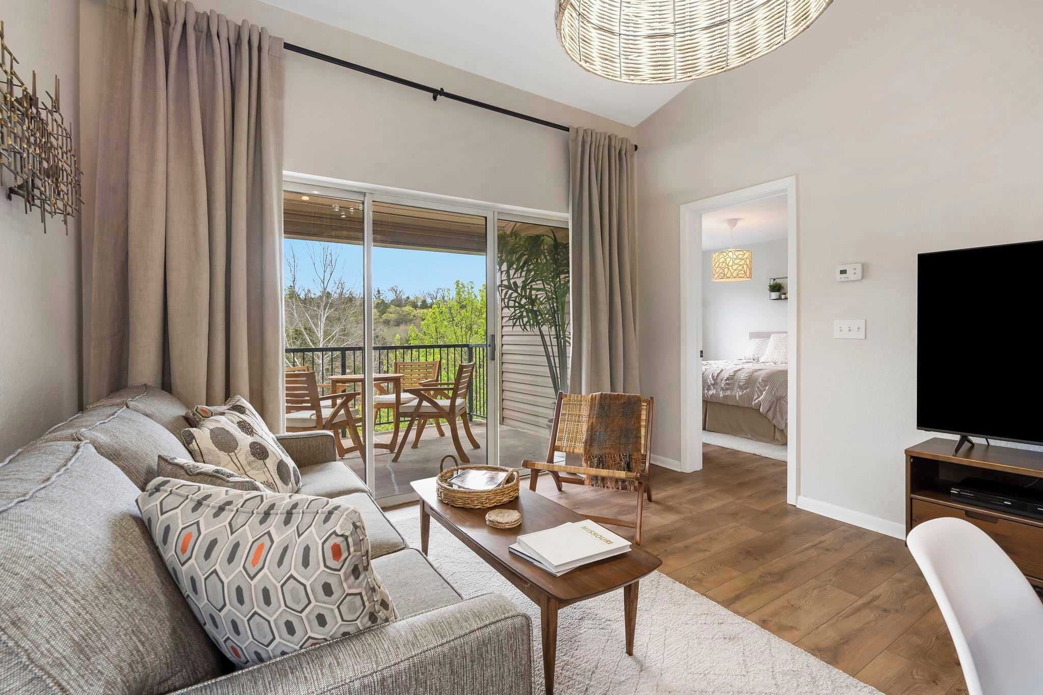 Condo, várias camas, cozinha, vista para o jardim (Whiskey's Hillside Retreat ) | Área de estar | TV de tela plana 42 polegadas com canais digitais