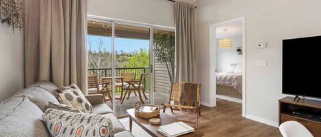 公寓式客房, 多张床, 厨房, 花园景观 (Whiskey's Hillside Retreat ) | 起居区 | 42-英寸纯平电视(配备数码频道)