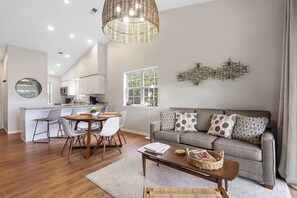 Appartement, Meerdere bedden, keuken, uitzicht op tuin (Whiskey's Hillside Retreat ) | Woonruimte | Een 42-inch flatscreentelevisie met digitale zenders