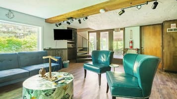 TV connectée, cheminée, jeux vidéo, livres