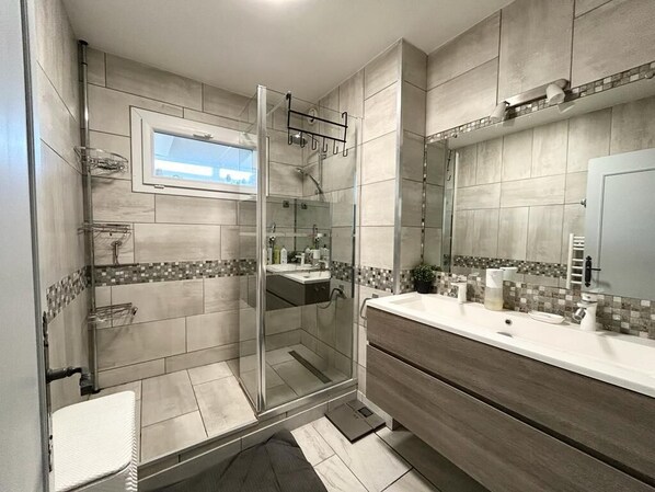 Douche, sèche-cheveux, serviettes fournies, savon