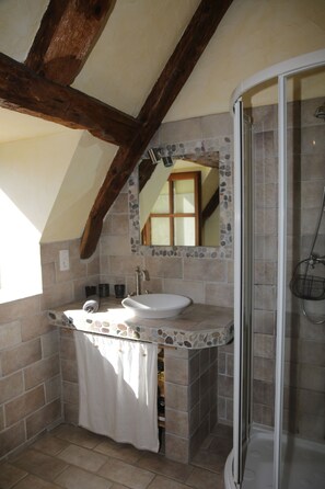 Bidet, towels