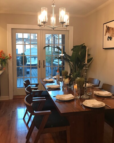 Airy relaxing home w/hot tub -15 min from LGA