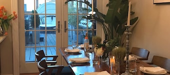 Airy relaxing home w/hot tub -15 min from LGA