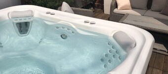 Airy relaxing home w/hot tub -15 min from LGA