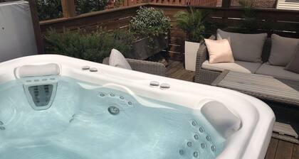 Airy relaxing home w/hot tub -15 min from LGA