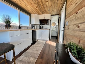 Een koelkast, een microgolfoven, een kookplaat