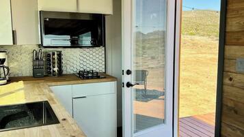 Geladeira, micro-ondas, cooktop, cafeteira/chaleira