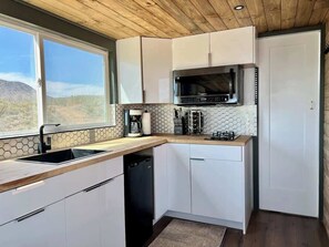 Kühlschrank, Mikrowelle, Herdplatte, Wasserkocher mit Kaffee-/Teezubehör