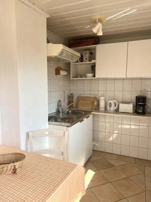 Køleskab, kaffe-/temaskine, elkedel, brødrister